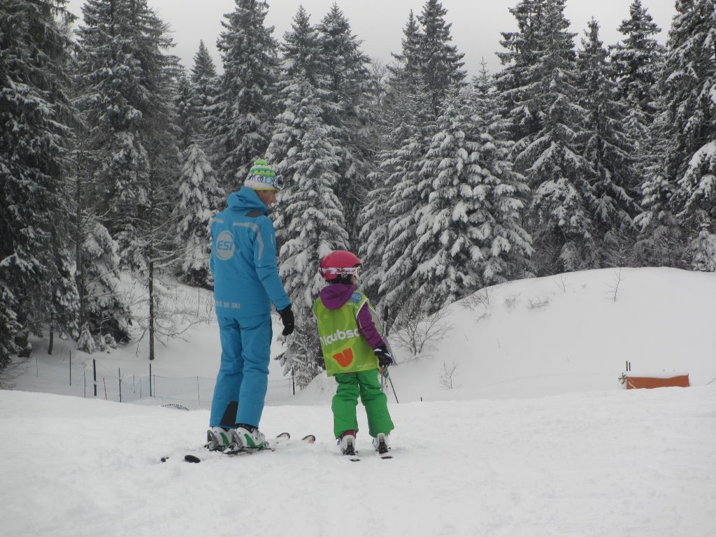 Meanwhile, the ski season opens, and Ale starts her 3rd year of ski lessons, now in Maxi Green.