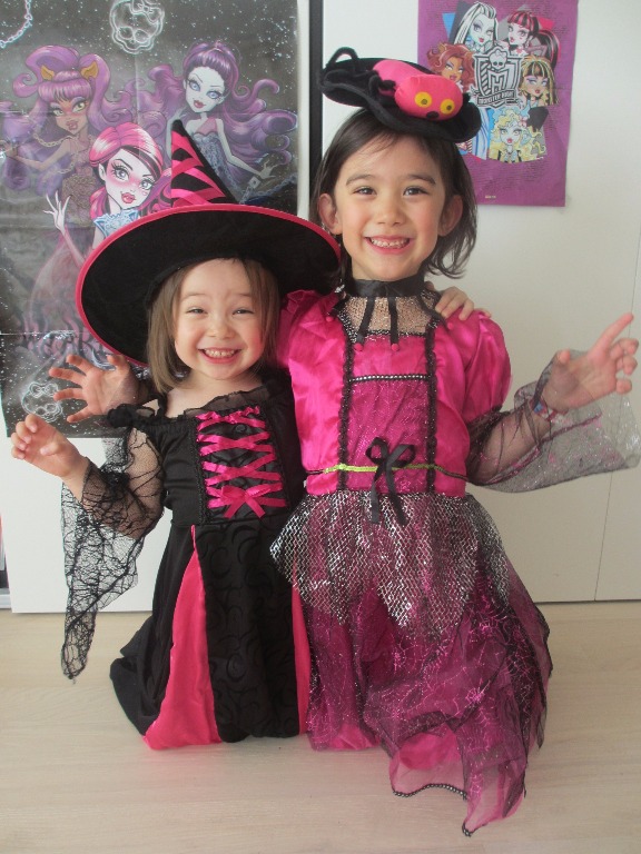 Patrizia and Alessandra invite special guests to our halloween party!